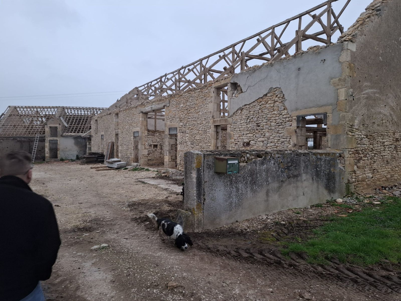 Vervallen hoeve van Domaine 1791 vóór de restauratie, met blootliggende dakstructuur